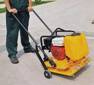 use el compactador de placa delantera para asfaltar el área de trabajo.jpg